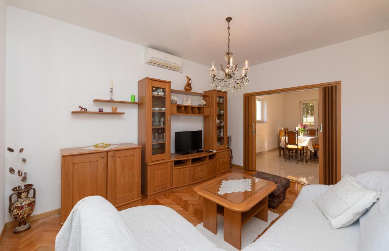 Ella Apartmán